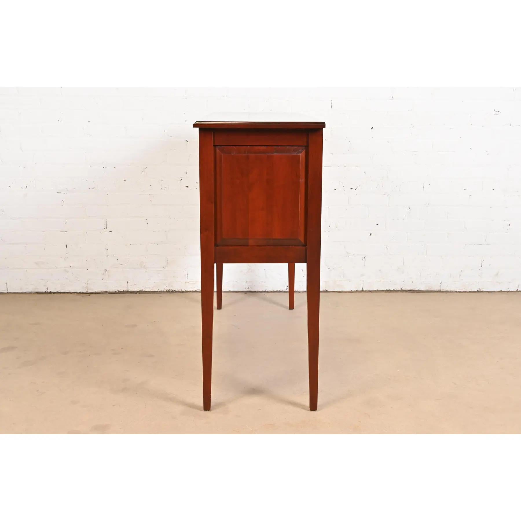 Baker Furniture Stile Feder Wood Sideboard Buffet in legno di ciliegio in vendita 3