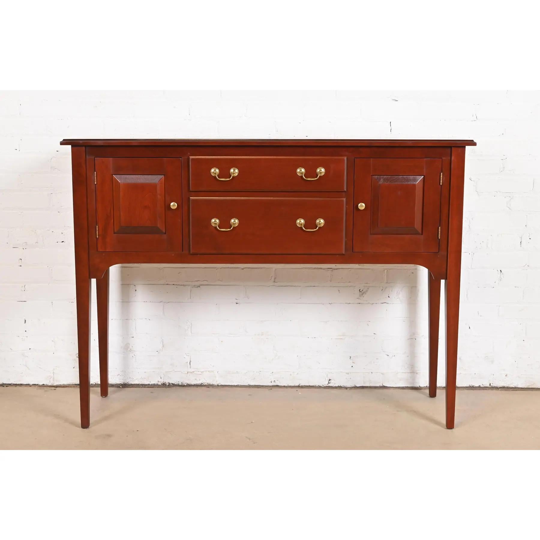Un'eccezionale credenza, buffet o credenza in stile Feder o Hepplewhite

Alla maniera di Baker Furniture

Da Tom Seely Arredamenti

Stati Uniti, fine del XX secolo

Splendido legno di ciliegio massiccio, con ferramenta originale in ottone.

Misure: