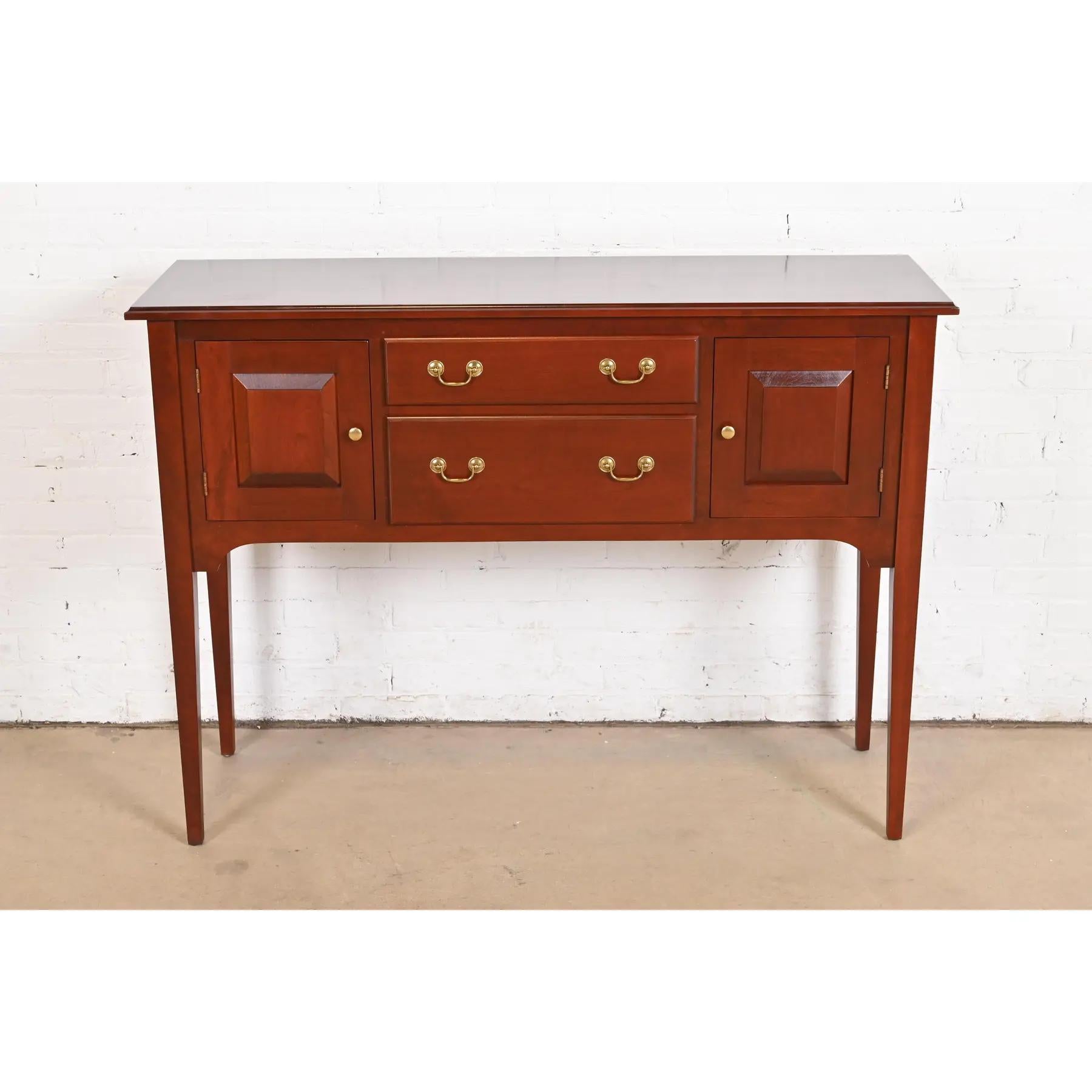 Federale Baker Furniture Stile Feder Wood Sideboard Buffet in legno di ciliegio in vendita