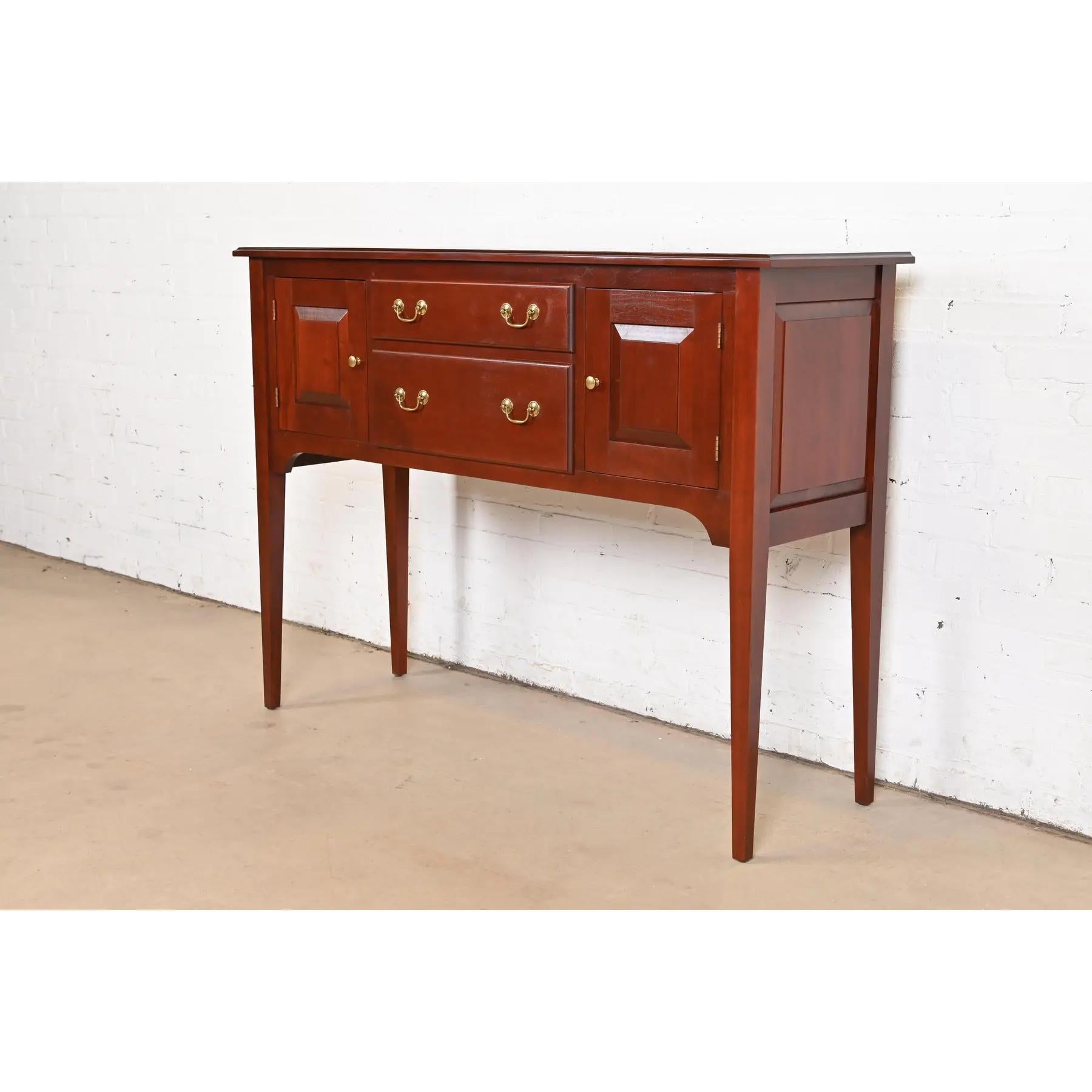 Americano Baker Furniture Stile Feder Wood Sideboard Buffet in legno di ciliegio in vendita