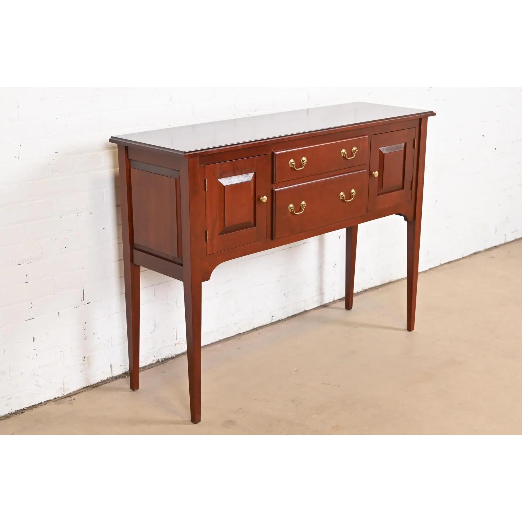 Baker Furniture Stile Feder Wood Sideboard Buffet in legno di ciliegio In condizioni buone in vendita a South Bend, IN