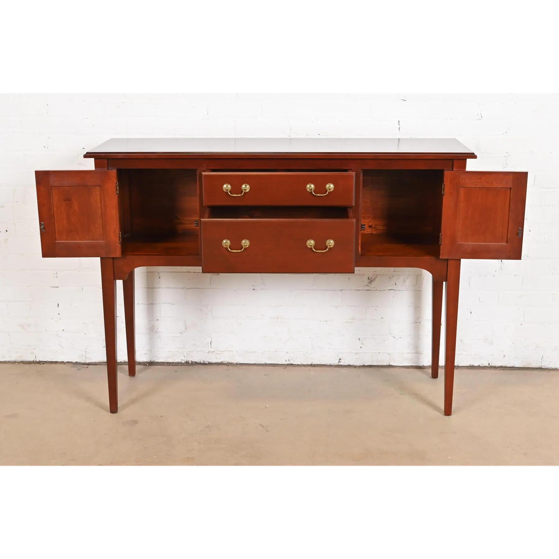 XX secolo Baker Furniture Stile Feder Wood Sideboard Buffet in legno di ciliegio in vendita