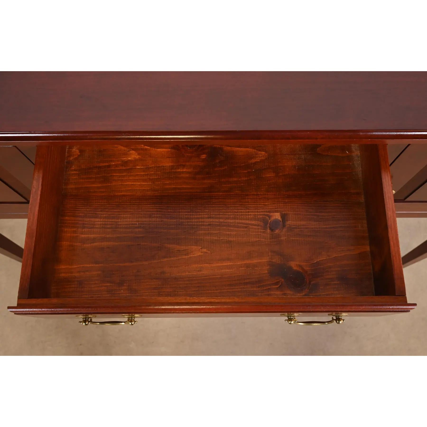 Ottone Baker Furniture Stile Feder Wood Sideboard Buffet in legno di ciliegio in vendita