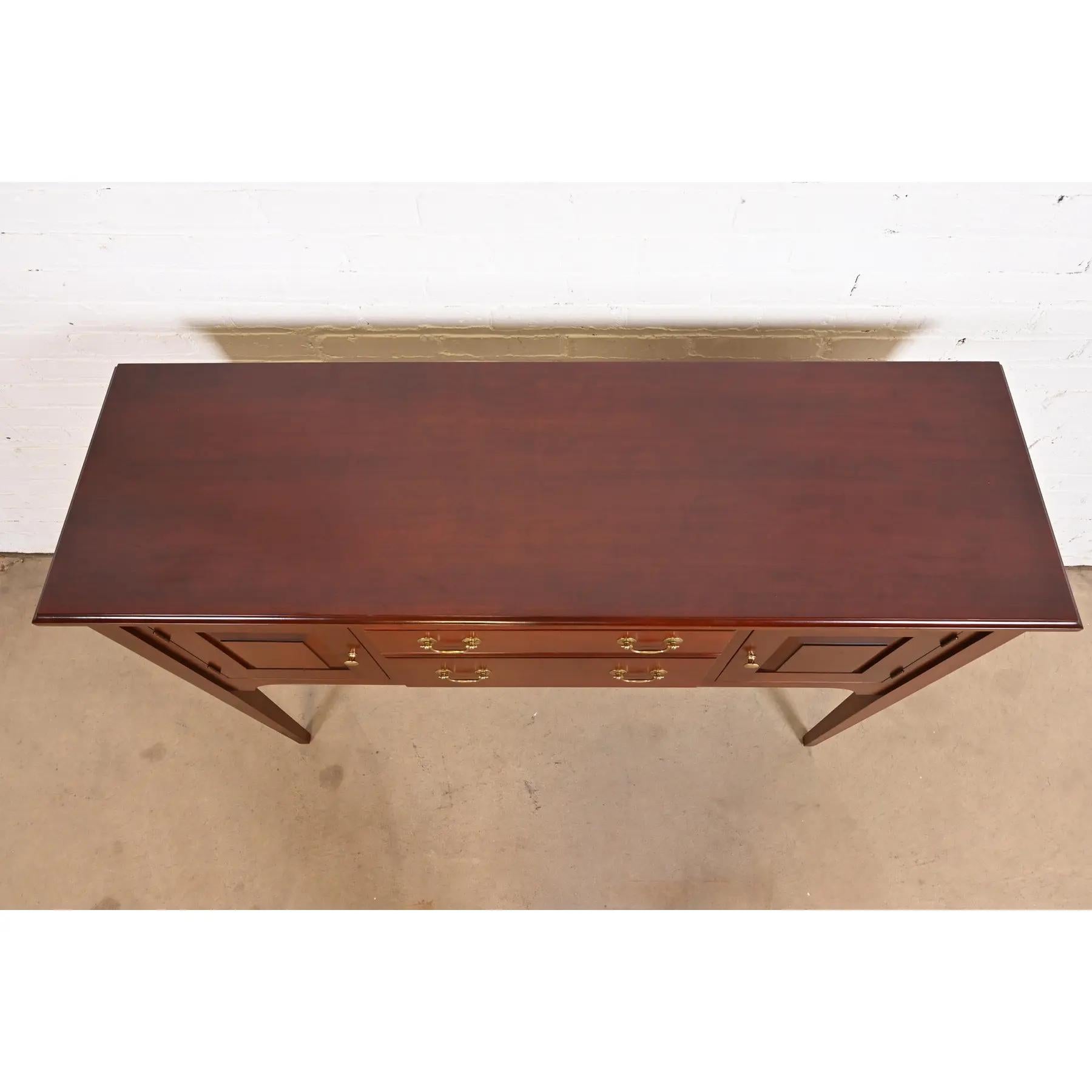 Baker Furniture Stile Feder Wood Sideboard Buffet in legno di ciliegio in vendita 2
