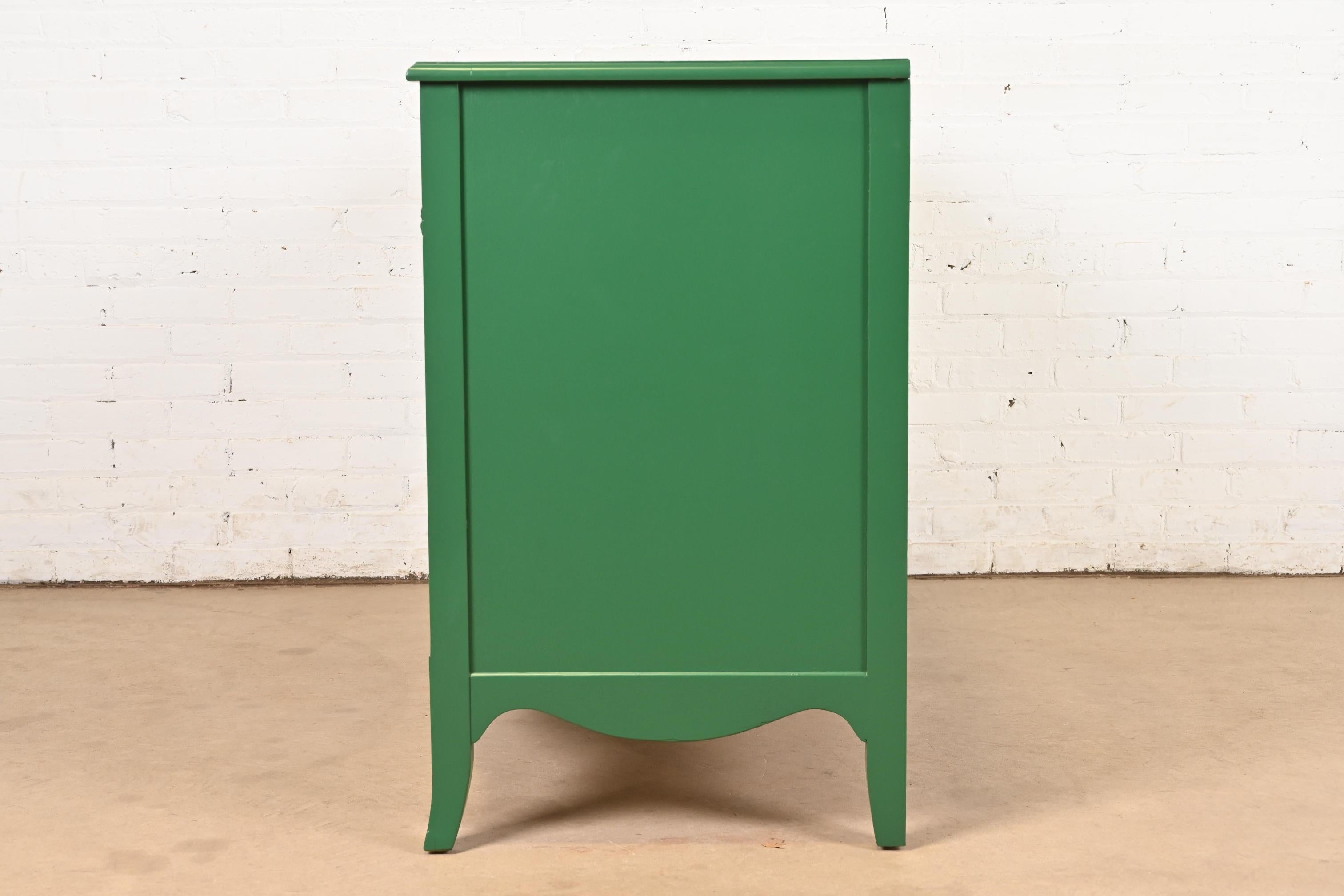 Baker Furniture Style Federal Green Lacquered Eight-Drawer Dresser, Refinished For Sale 4