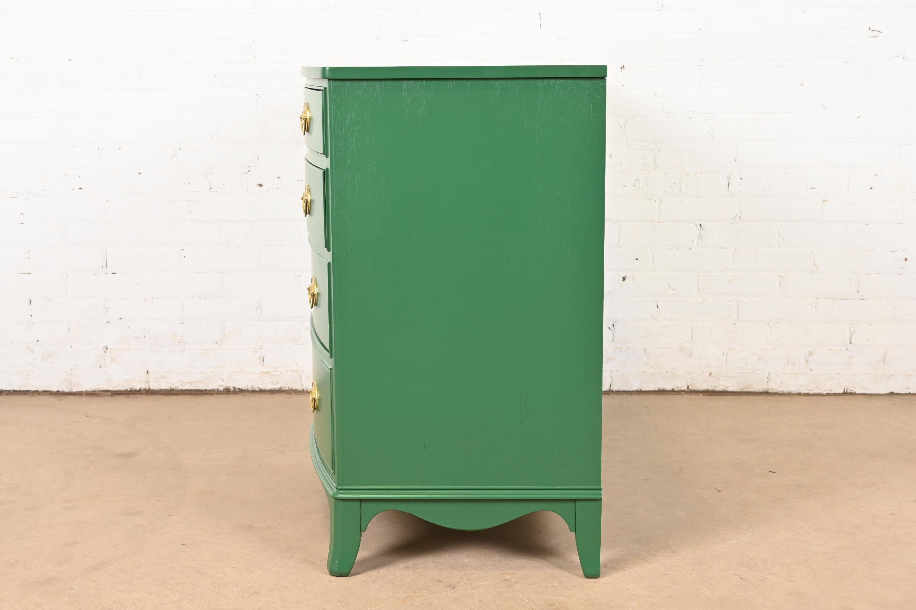 Meubles Baker Style Federal Commode en acajou laqué vert, revernie en vente 3