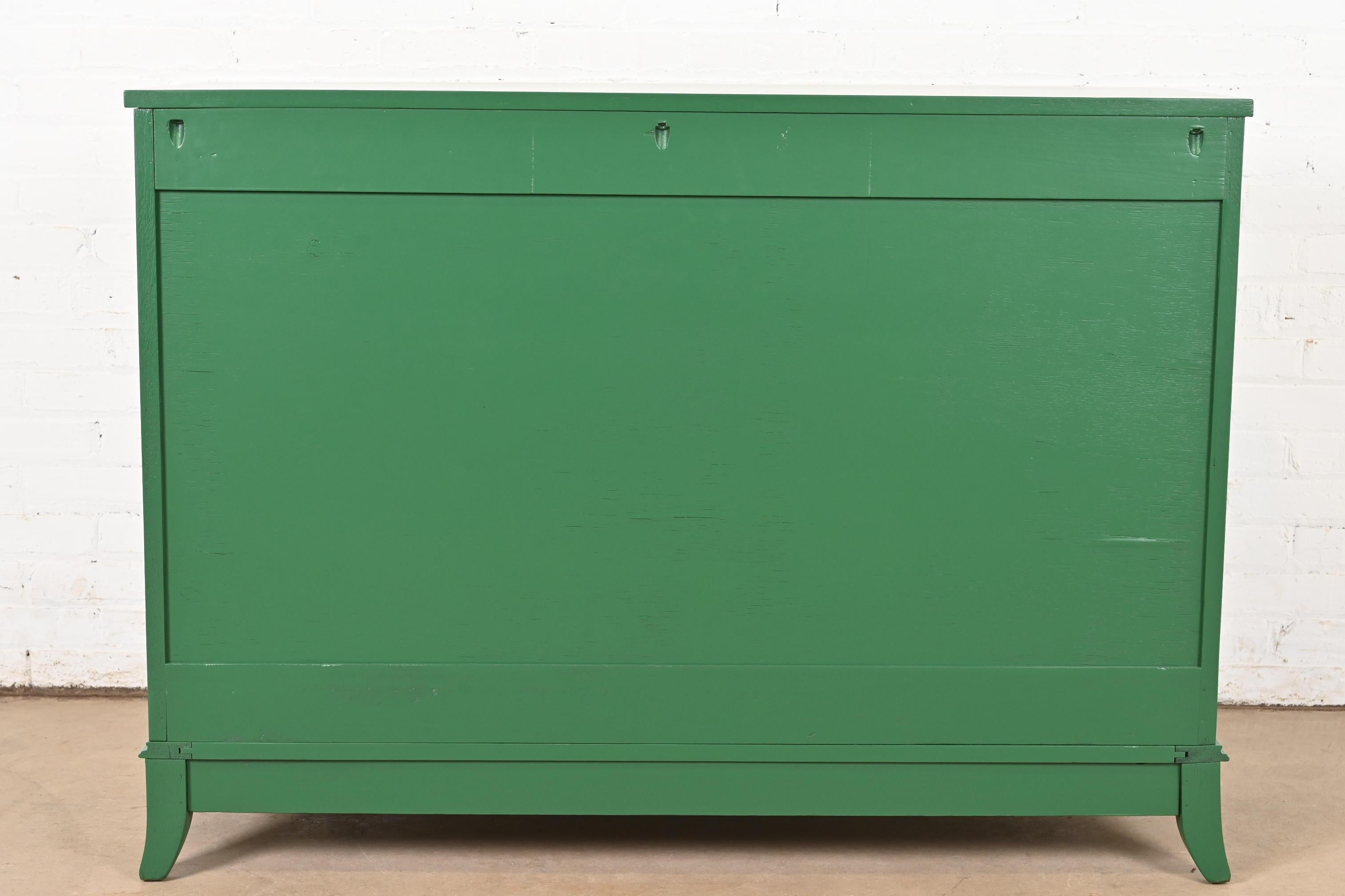 Meubles Baker Style Federal Commode en acajou laqué vert, revernie en vente 4