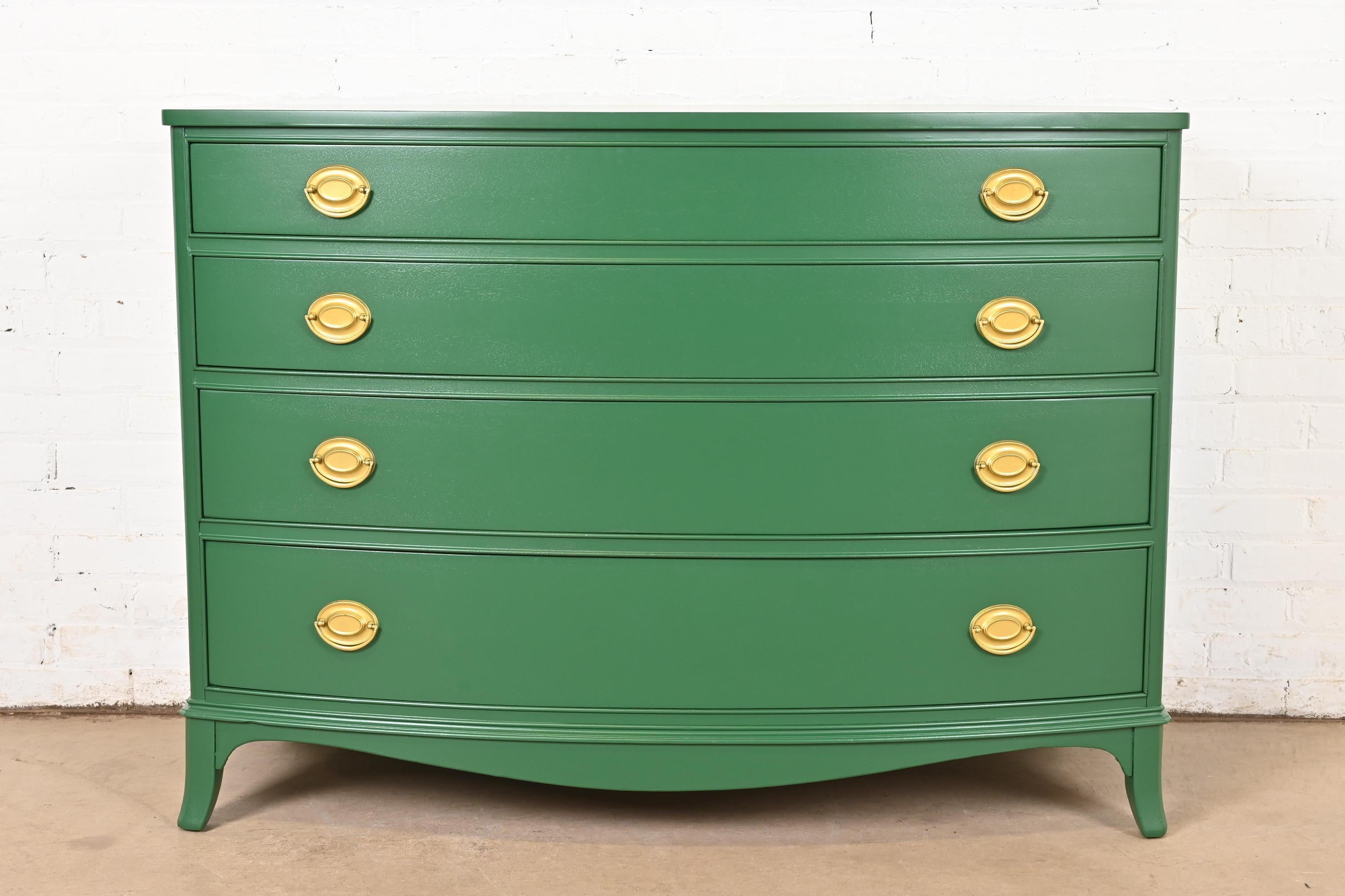 Magnifique commode à quatre tiroirs de style Feder ou Georgian.

À la manière des meubles Baker

Par Finch Fine Furniture (une division de Thomasville Furniture)

États-Unis, vers les années 1940

Acajou sculpté laqué vert, avec quincaillerie en