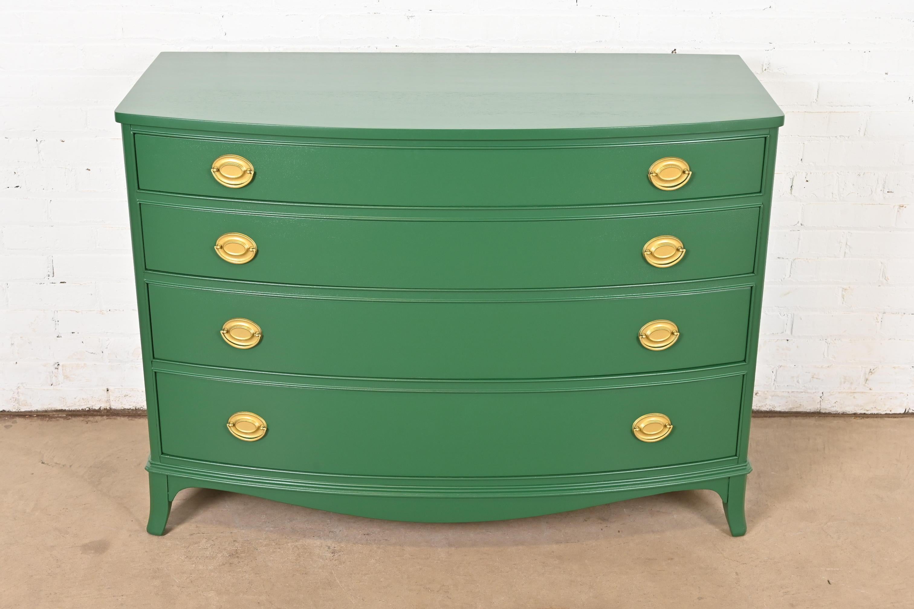 Fédéral Meubles Baker Style Federal Commode en acajou laqué vert, revernie en vente