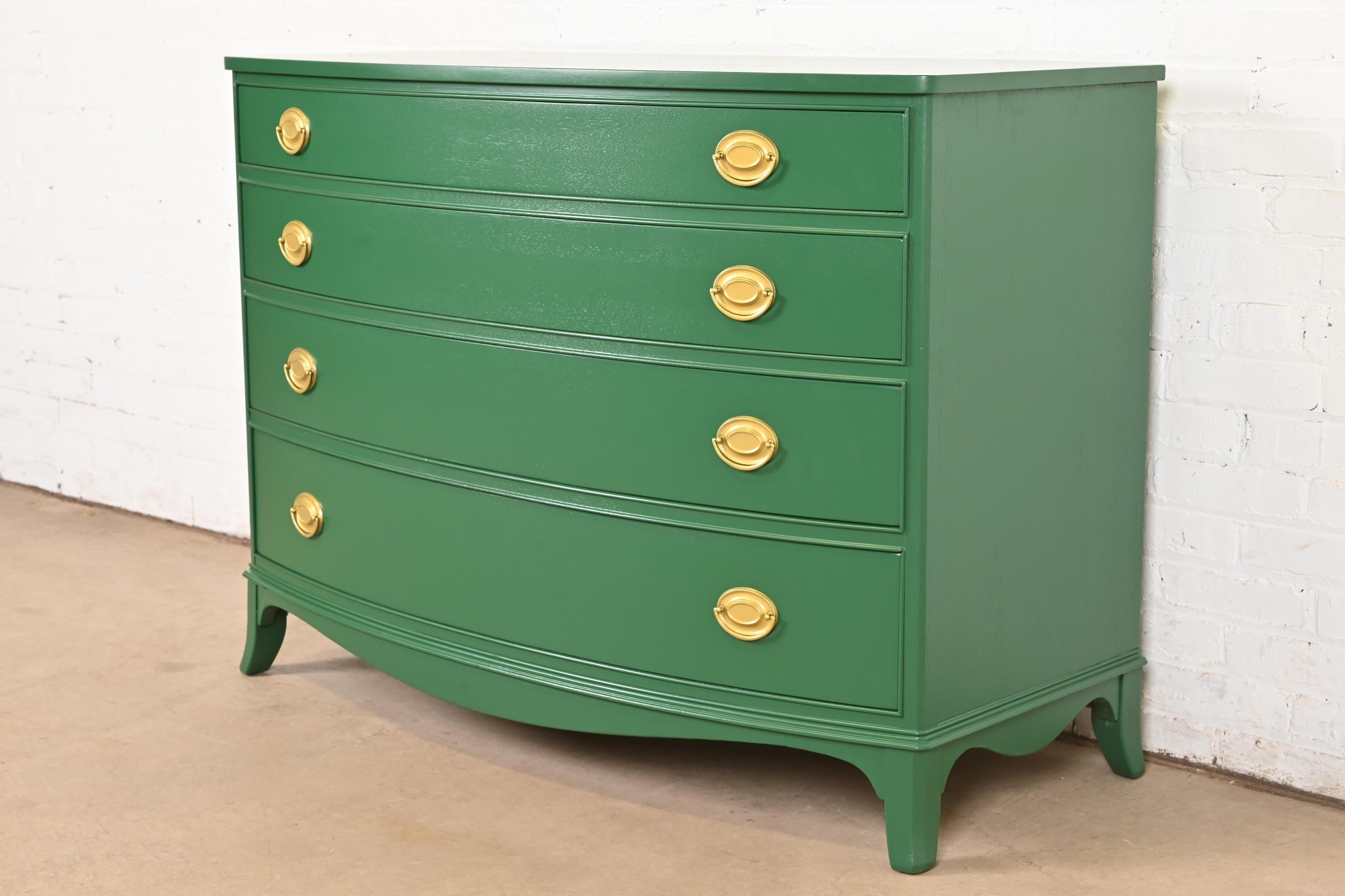 Américain Meubles Baker Style Federal Commode en acajou laqué vert, revernie en vente