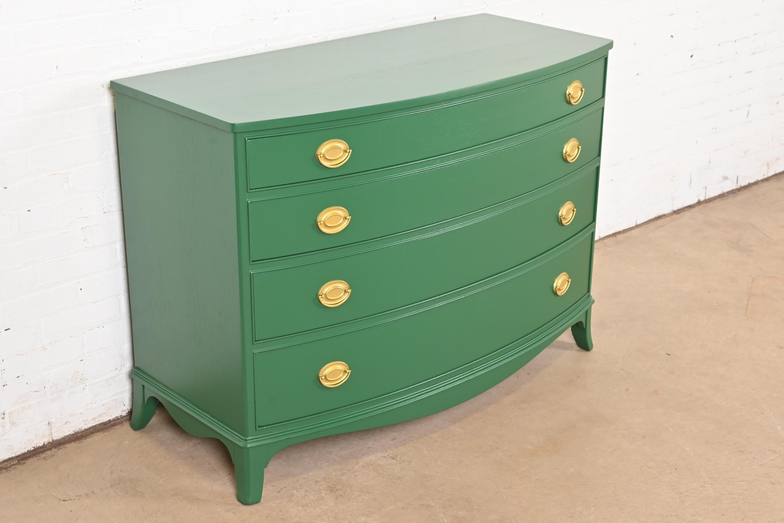 Meubles Baker Style Federal Commode en acajou laqué vert, revernie Bon état - En vente à South Bend, IN