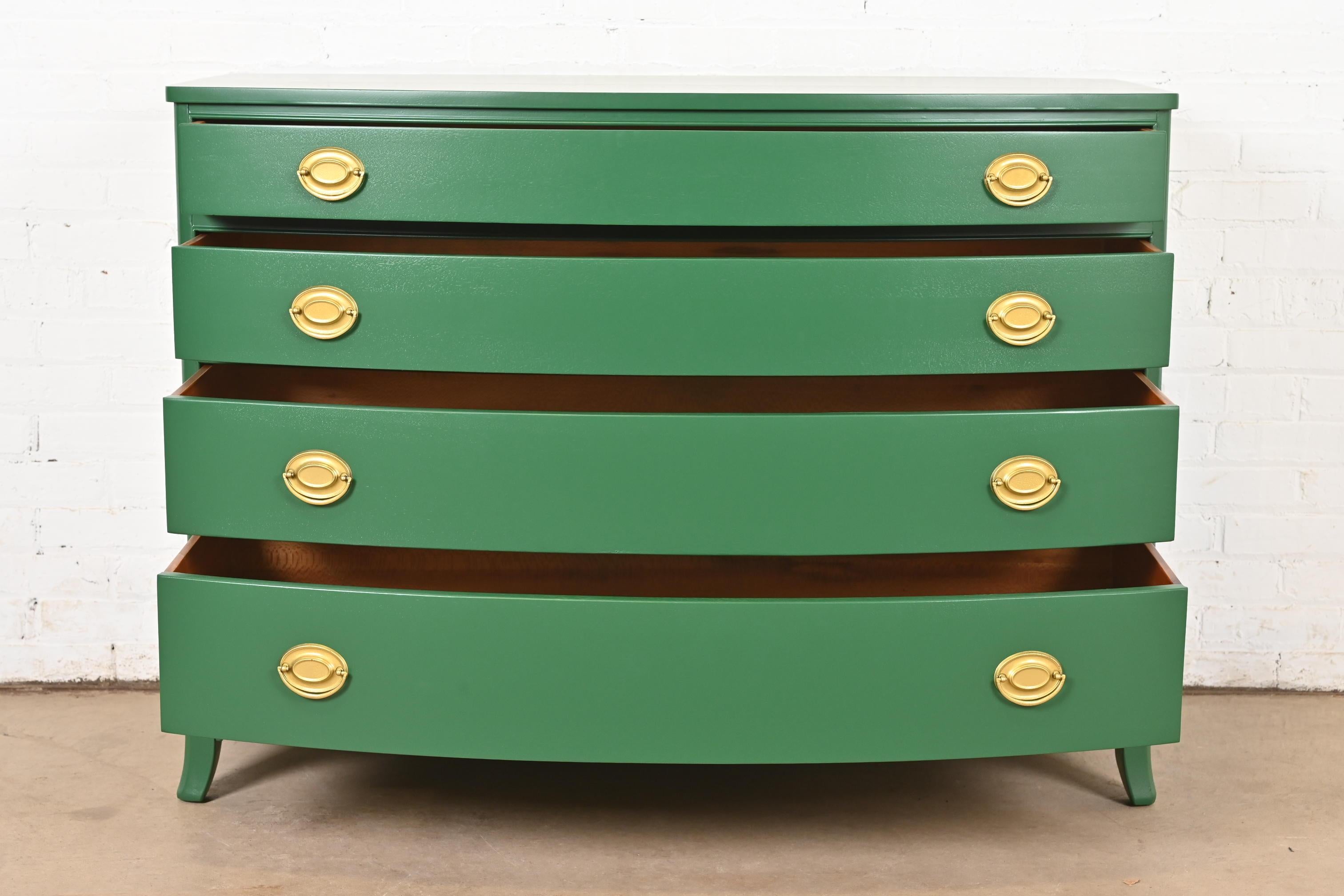 Milieu du XXe siècle Meubles Baker Style Federal Commode en acajou laqué vert, revernie en vente