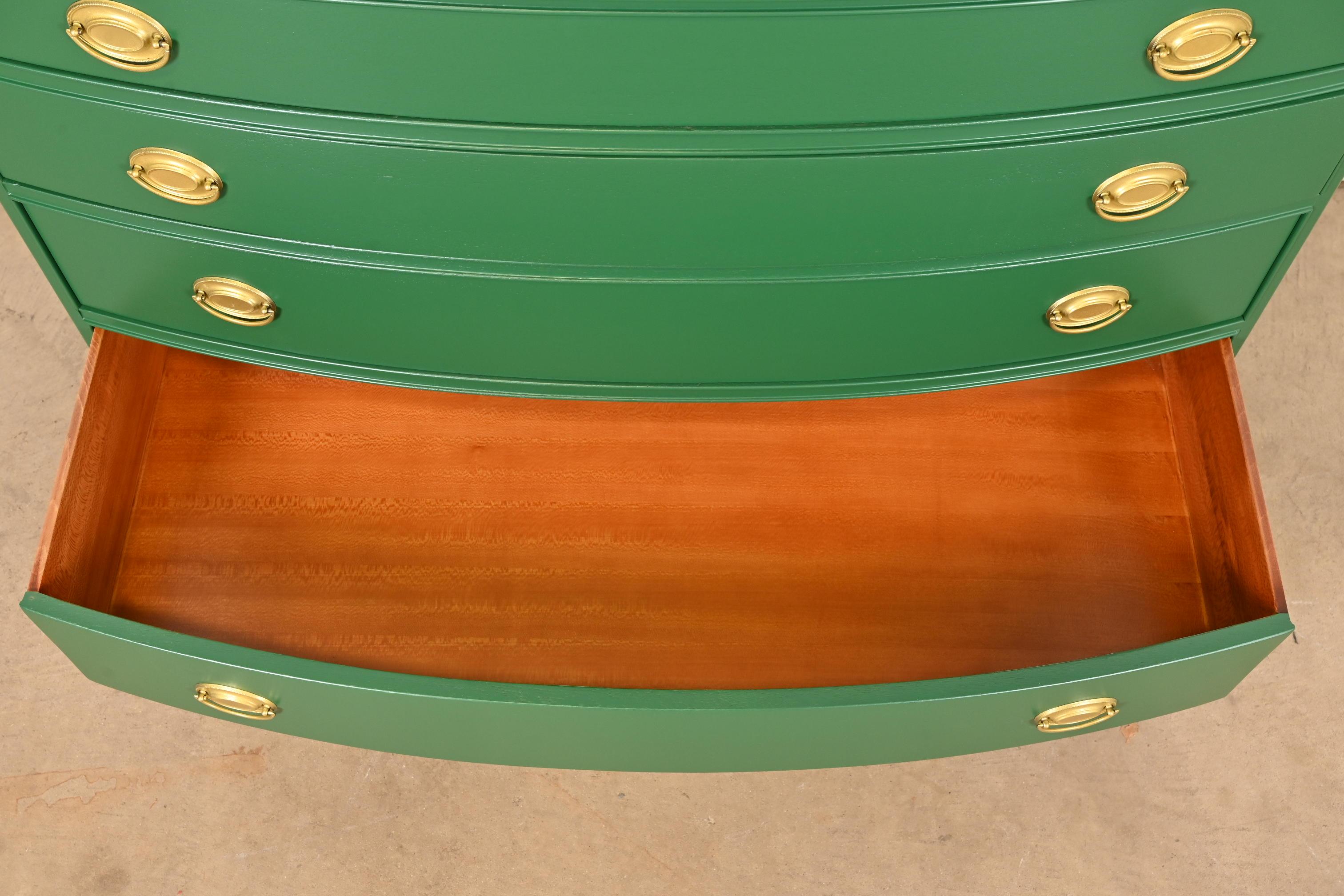 Laiton Meubles Baker Style Federal Commode en acajou laqué vert, revernie en vente