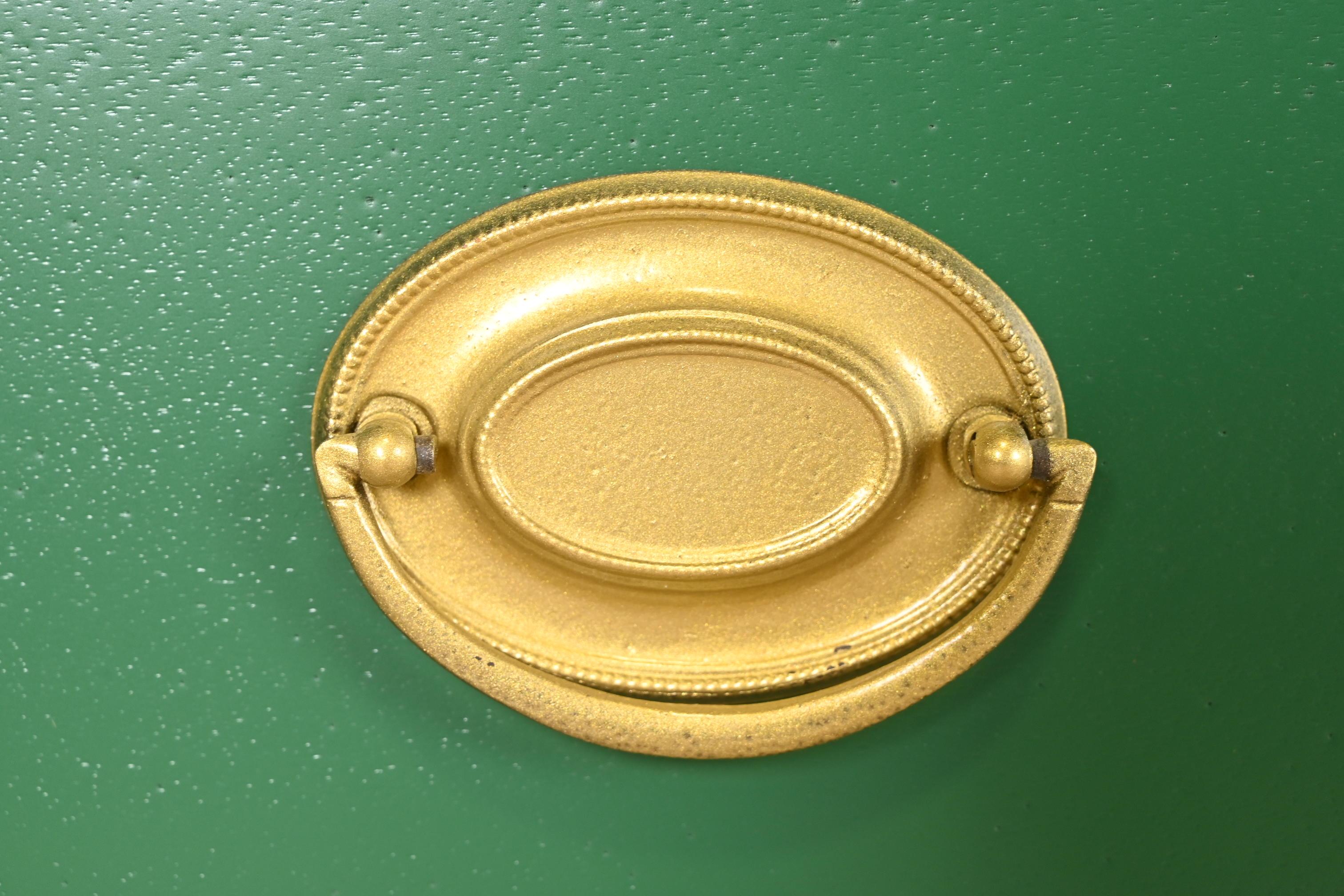 Meubles Baker Style Federal Commode en acajou laqué vert, revernie en vente 1