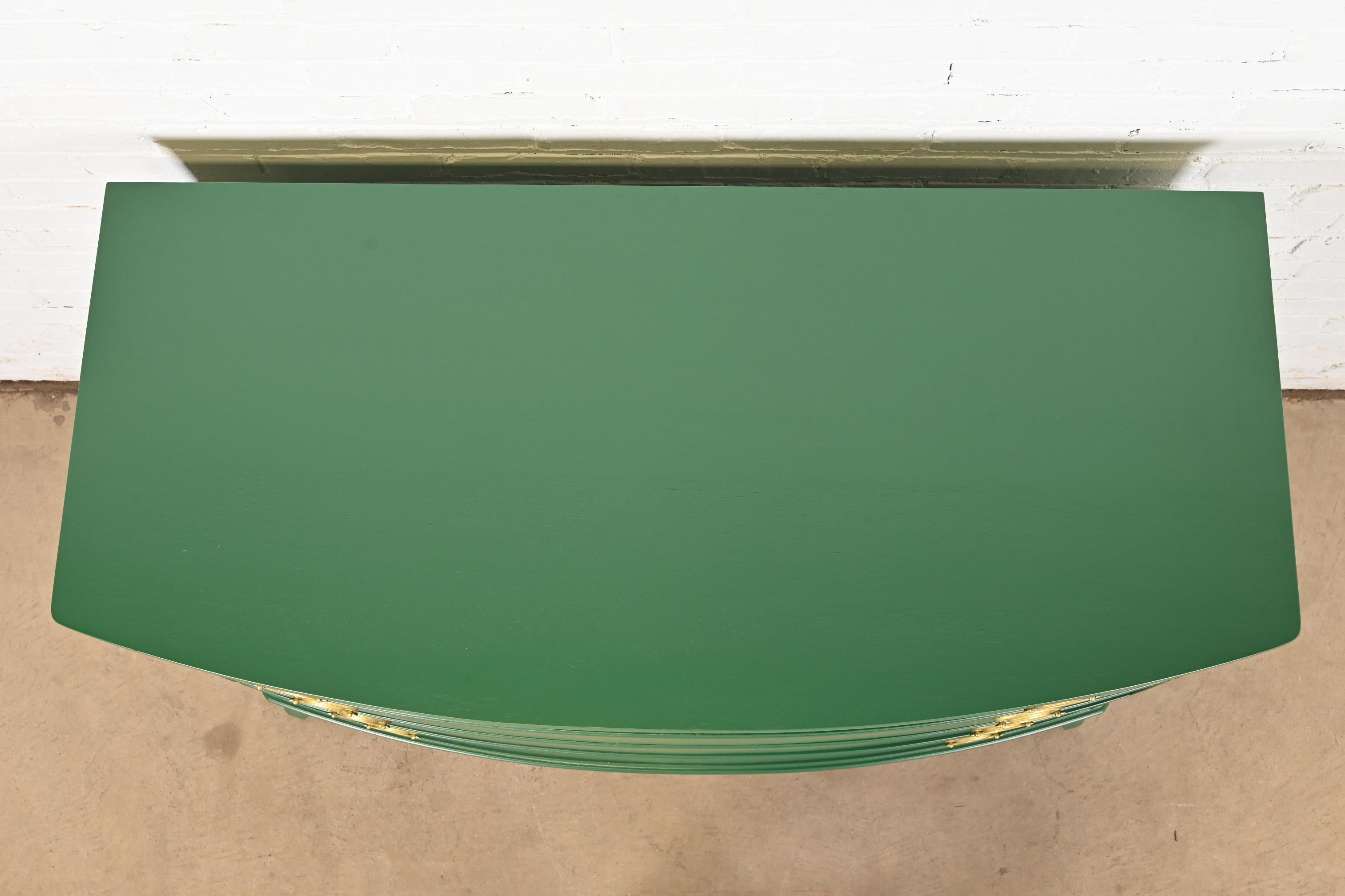 Meubles Baker Style Federal Commode en acajou laqué vert, revernie en vente 2