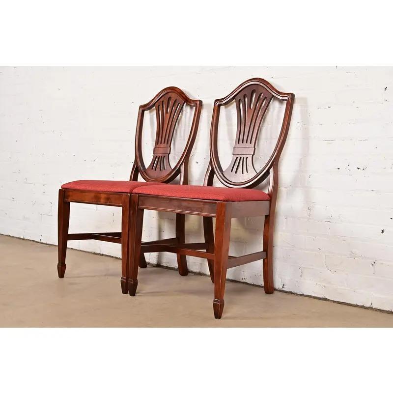 Sedie da pranzo con schienale a scudo in mogano stile Feder di Baker Furniture, coppia In condizioni buone in vendita a South Bend, IN