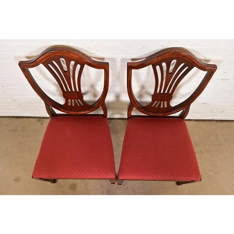 XX secolo Sedie da pranzo con schienale a scudo in mogano stile Feder di Baker Furniture, coppia in vendita