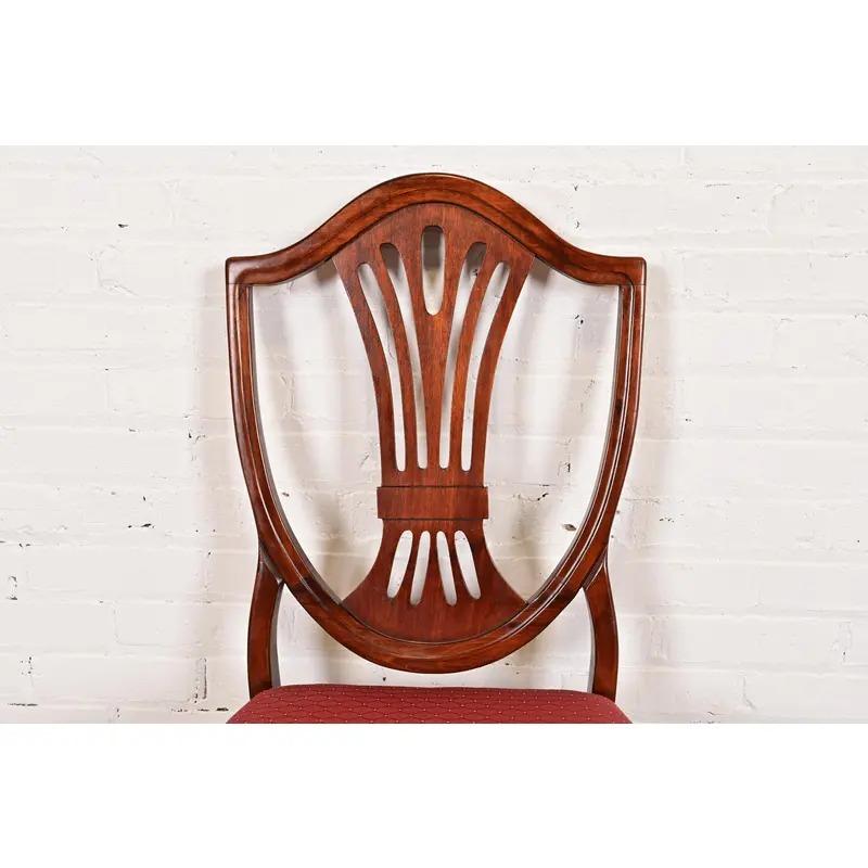 Tappezzeria Sedie da pranzo con schienale a scudo in mogano stile Feder di Baker Furniture, coppia in vendita