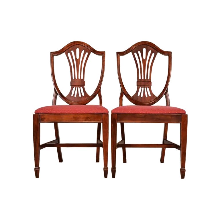 Sedie da pranzo con schienale a scudo in mogano stile Feder di Baker Furniture, coppia in vendita