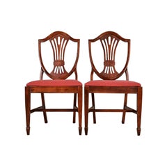 Sedie da pranzo con schienale a scudo in mogano stile Feder di Baker Furniture, coppia