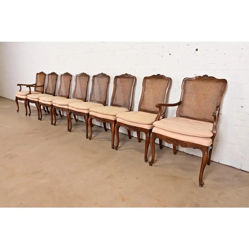 Poltrone in noce intagliato stile Baker Furniture, stile provinciale francese Luigi XV, coppia in vendita 4