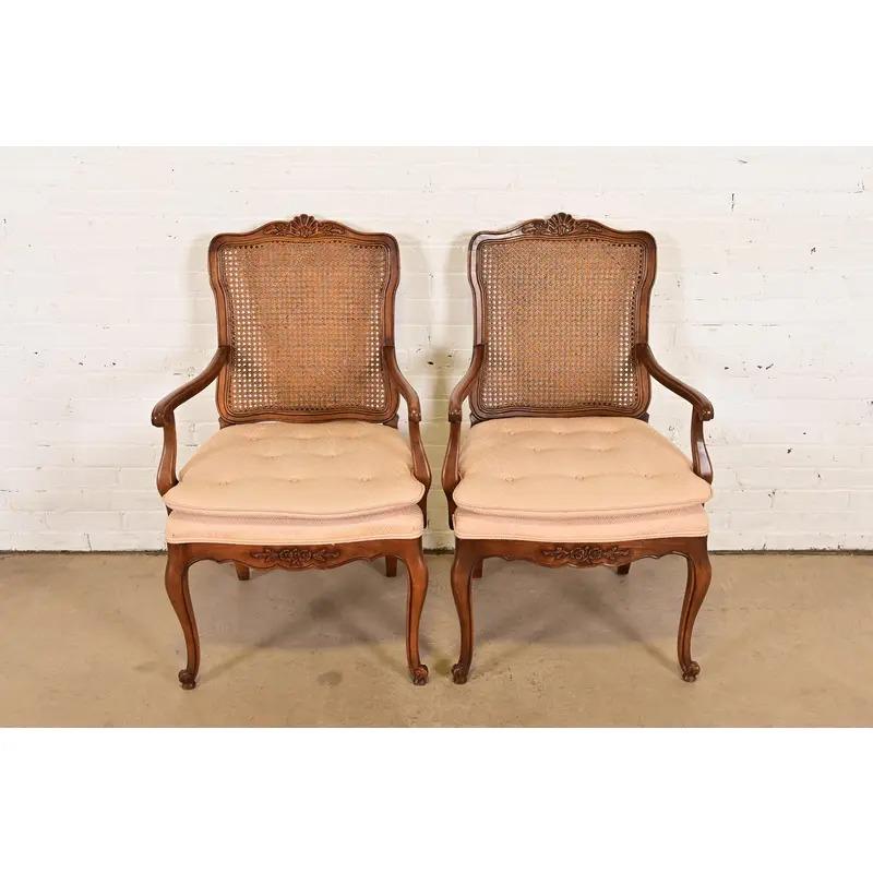 Americano Poltrone in noce intagliato stile Baker Furniture, stile provinciale francese Luigi XV, coppia in vendita