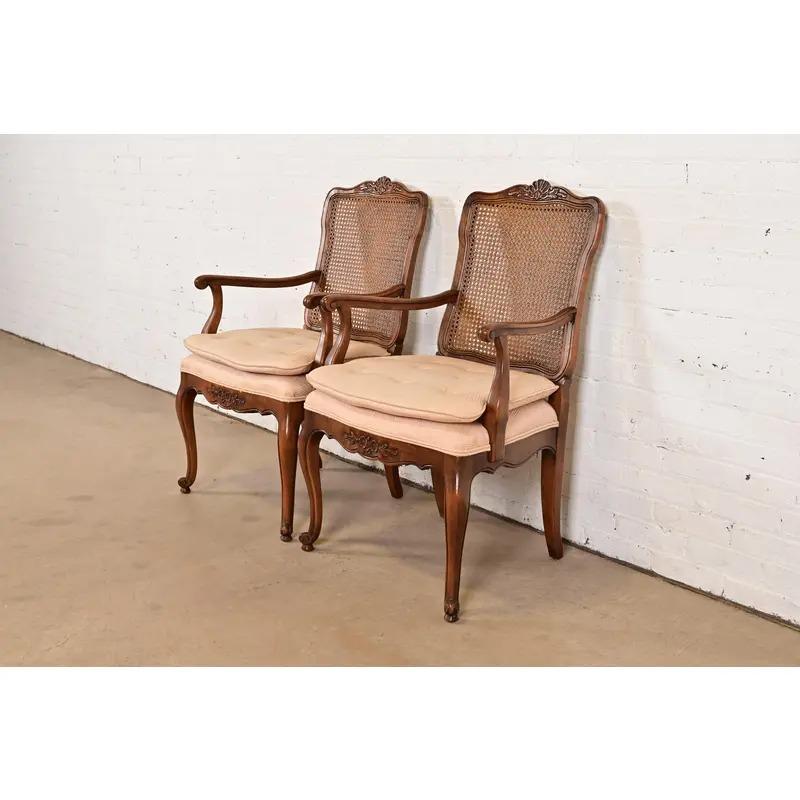 Poltrone in noce intagliato stile Baker Furniture, stile provinciale francese Luigi XV, coppia In condizioni buone in vendita a South Bend, IN