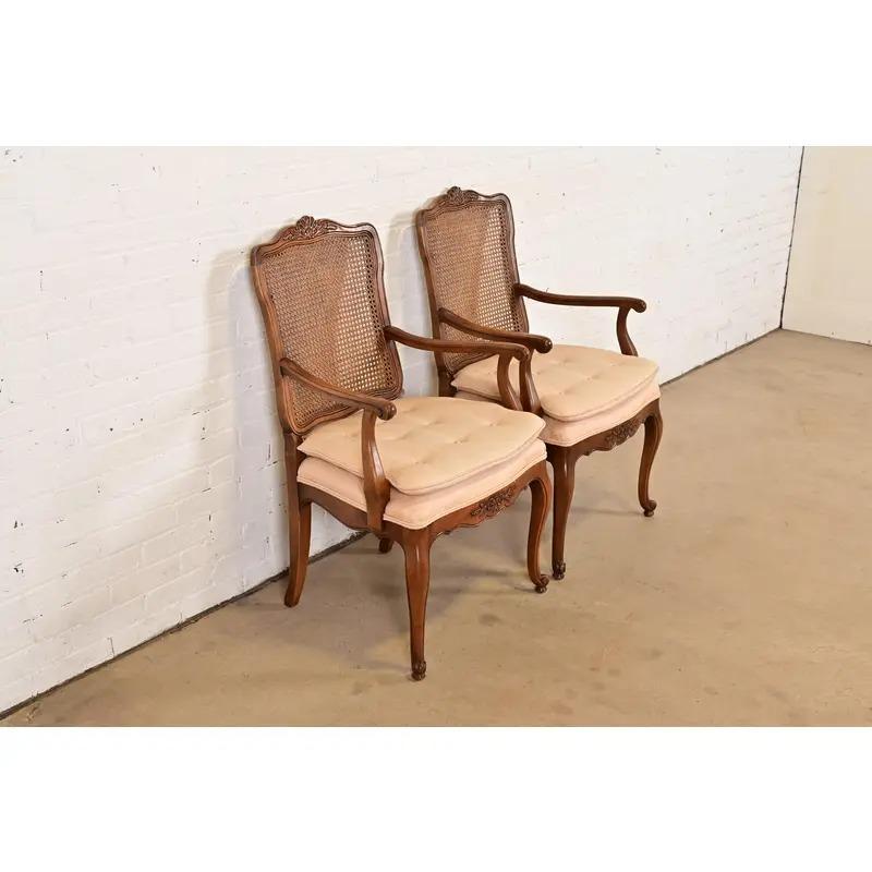 Fine XX secolo Poltrone in noce intagliato stile Baker Furniture, stile provinciale francese Luigi XV, coppia in vendita