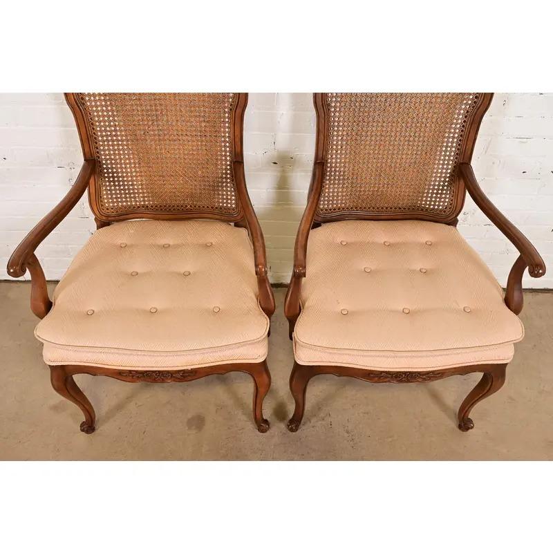 Tappezzeria Poltrone in noce intagliato stile Baker Furniture, stile provinciale francese Luigi XV, coppia in vendita