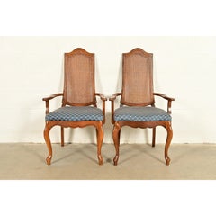 Poltrone in noce intagliato stile Baker Furniture, stile provinciale francese Luigi XV, coppia