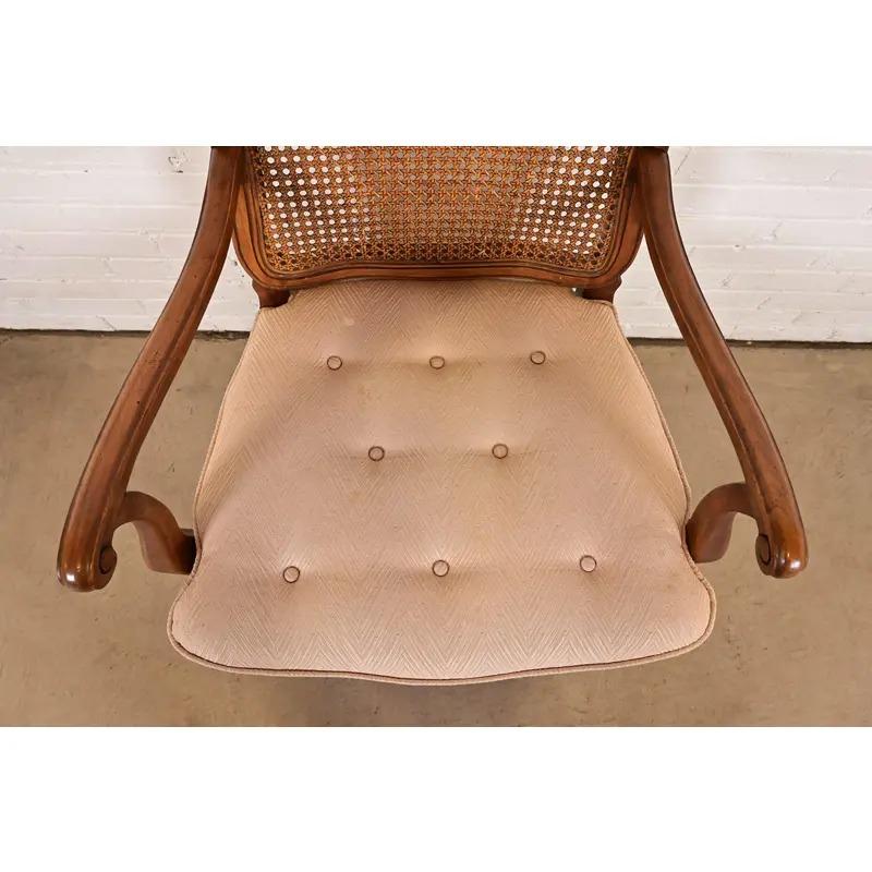 Baker Furniture Stil Französisch Provincial Louis XV Esszimmerstühle, Satz von acht im Angebot 1