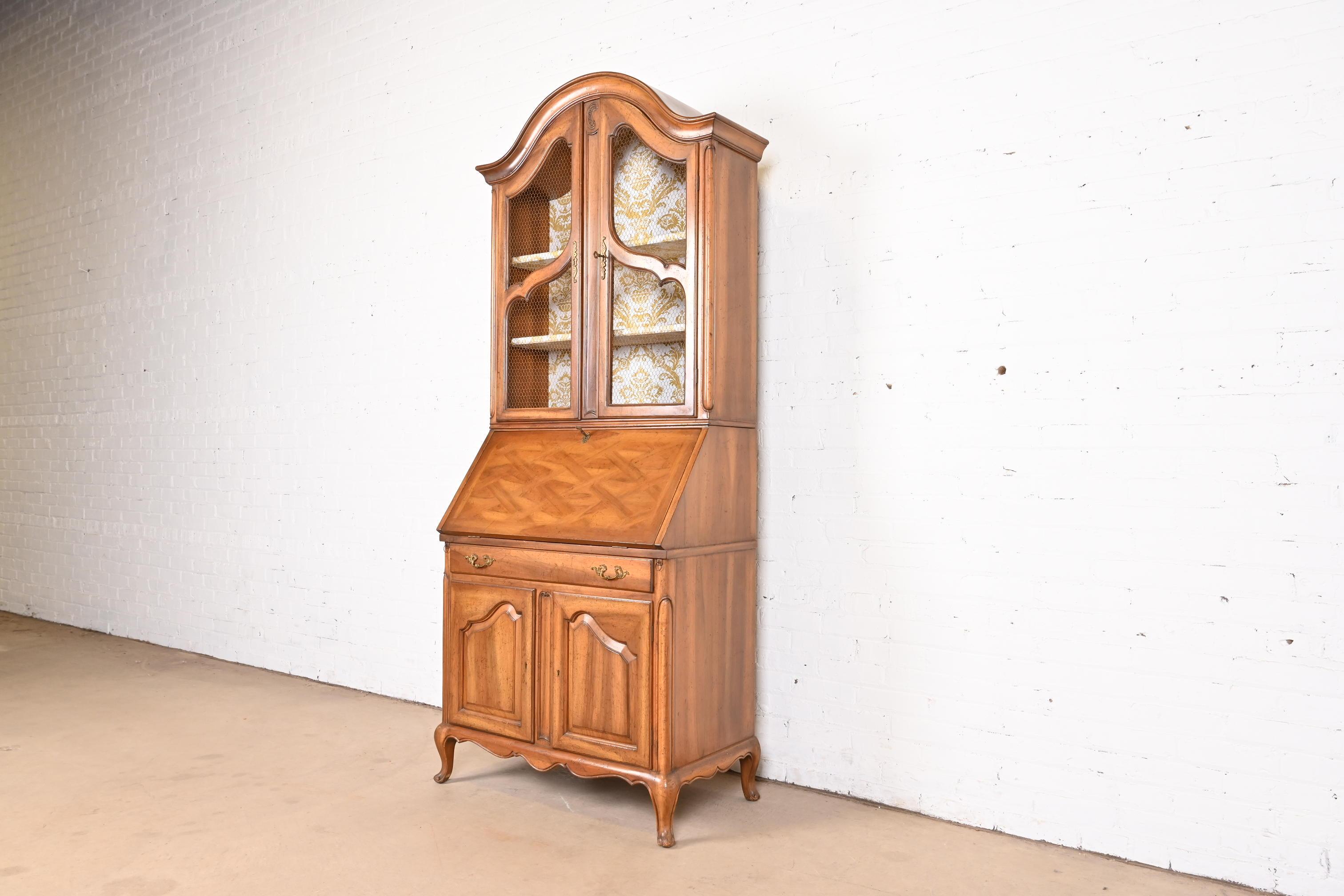 Américain Baker Furniture Style Français Provincial Louis XV Secrétaire à façade en noyer  en vente