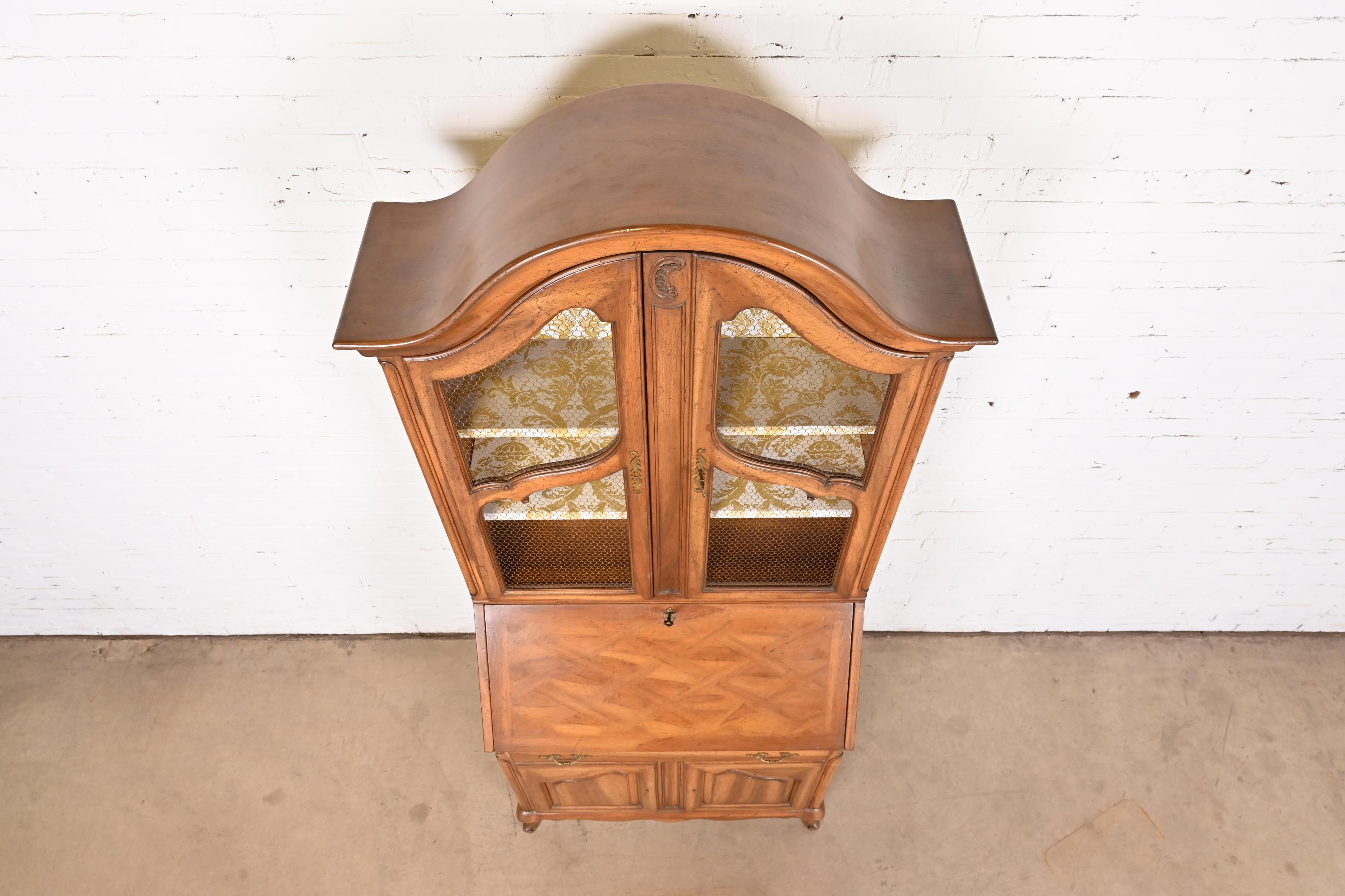 Milieu du XXe siècle Baker Furniture Style Français Provincial Louis XV Secrétaire à façade en noyer  en vente