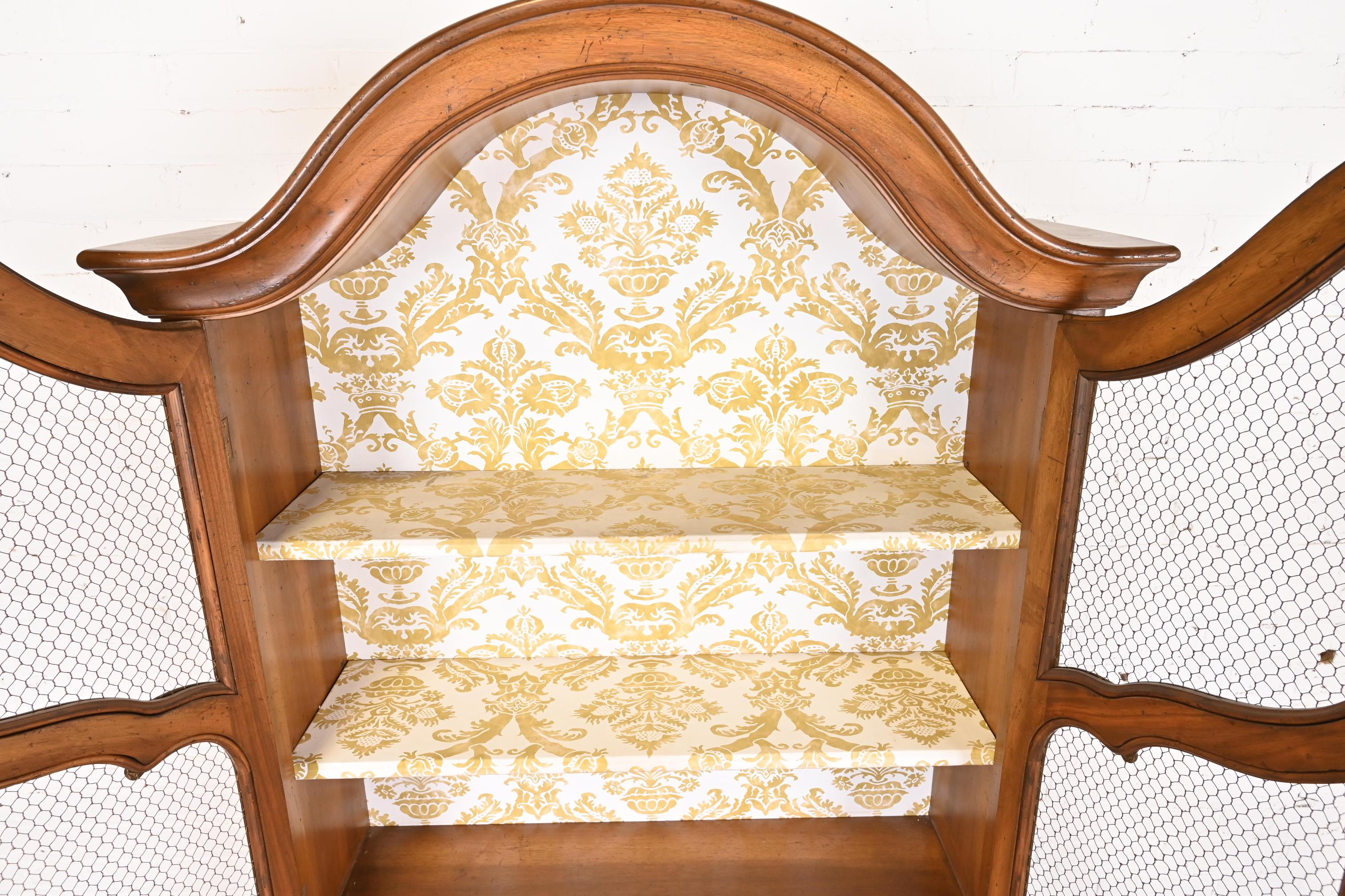 Baker Furniture Style Français Provincial Louis XV Secrétaire à façade en noyer  en vente 1