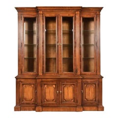 Librería con vitrina iluminada de estilo Regencia francesa, de madera de nogal tallada, de Baker Furniture