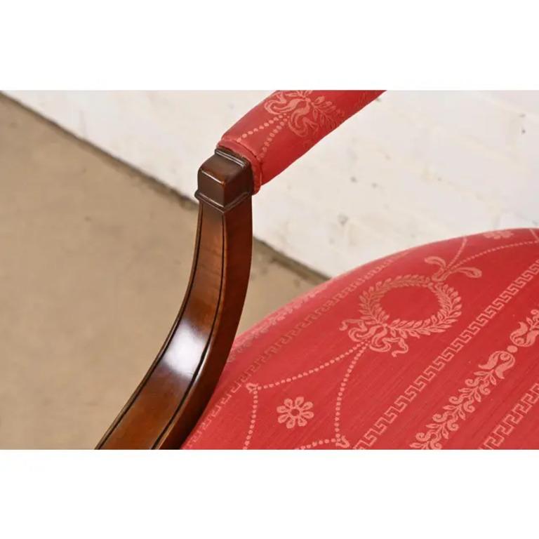 Baker Furniture Stil Französisch Regency Louis XVI geschnitzte Mahagoni Esszimmerstühle im Angebot 3