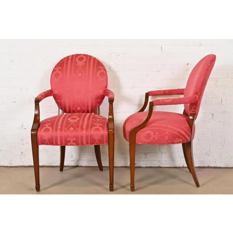 Baker Furniture Stil Französisch Regency Louis XVI geschnitzte Mahagoni Esszimmerstühle im Angebot 4