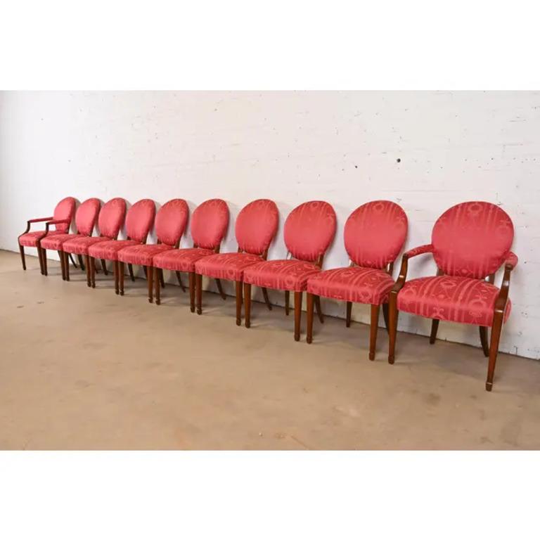 Ein prächtiger Satz von zehn Esszimmerstühlen im Stil des Federal oder French Regency Louis XVI

Nach dem Vorbild von Baker Furniture

USA, ca. 1980er Jahre

Schöne geschnitzte Mahagoni-Rahmen, mit gepolsterten Sitzen und Rückenlehnen.

Maßnahmen: