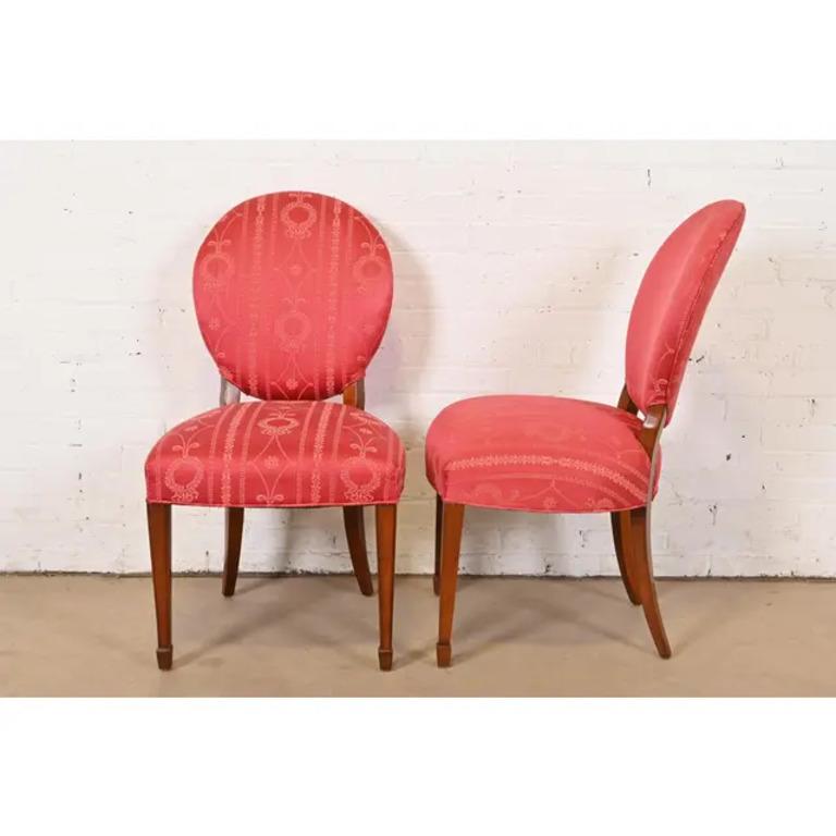 Baker Furniture Stil Französisch Regency Louis XVI geschnitzte Mahagoni Esszimmerstühle (Ende des 20. Jahrhunderts) im Angebot