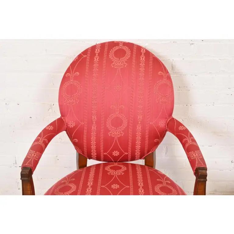 Baker Furniture Stil Französisch Regency Louis XVI geschnitzte Mahagoni Esszimmerstühle im Angebot 1