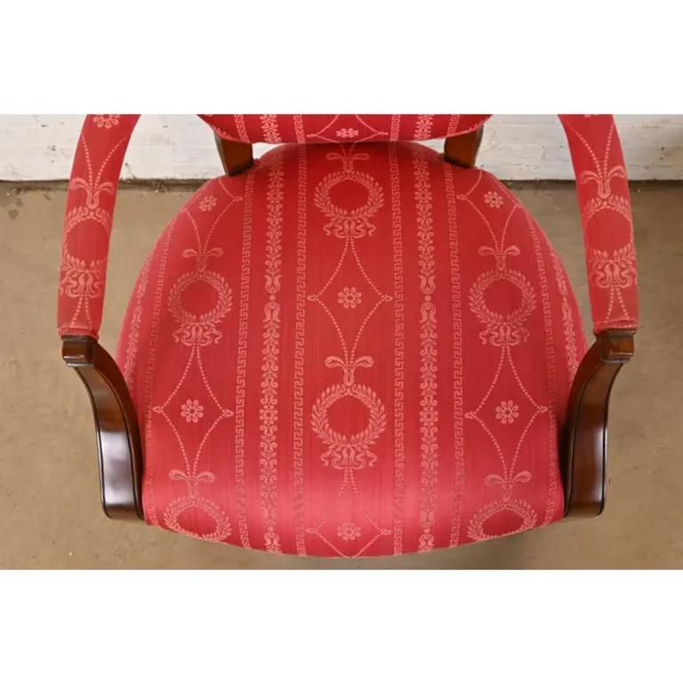 Baker Furniture Stil Französisch Regency Louis XVI geschnitzte Mahagoni Esszimmerstühle im Angebot 2