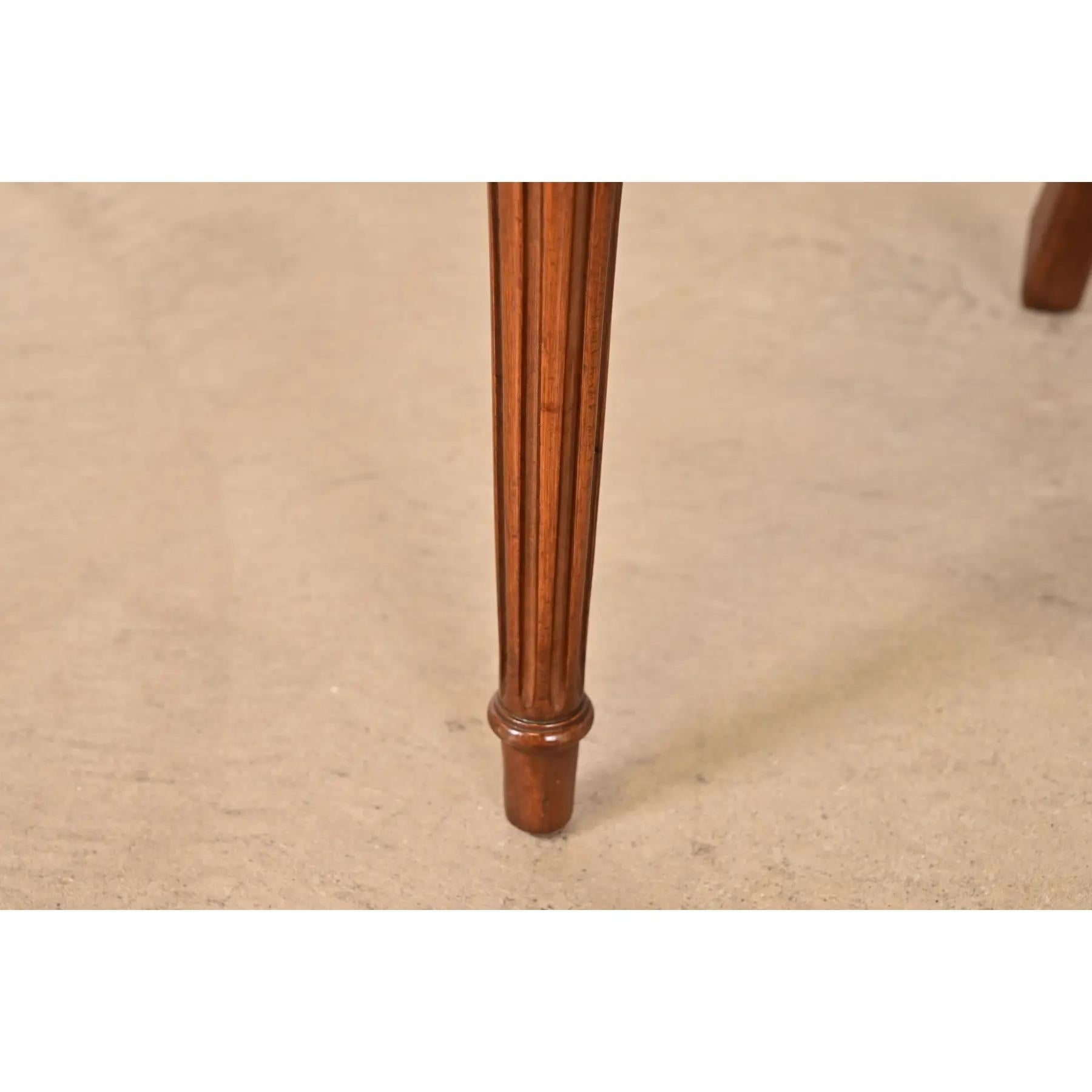 Poltrone in noce intagliato in stile Baker Furniture, stile Reggenza francese Luigi XVI, coppia in vendita 4