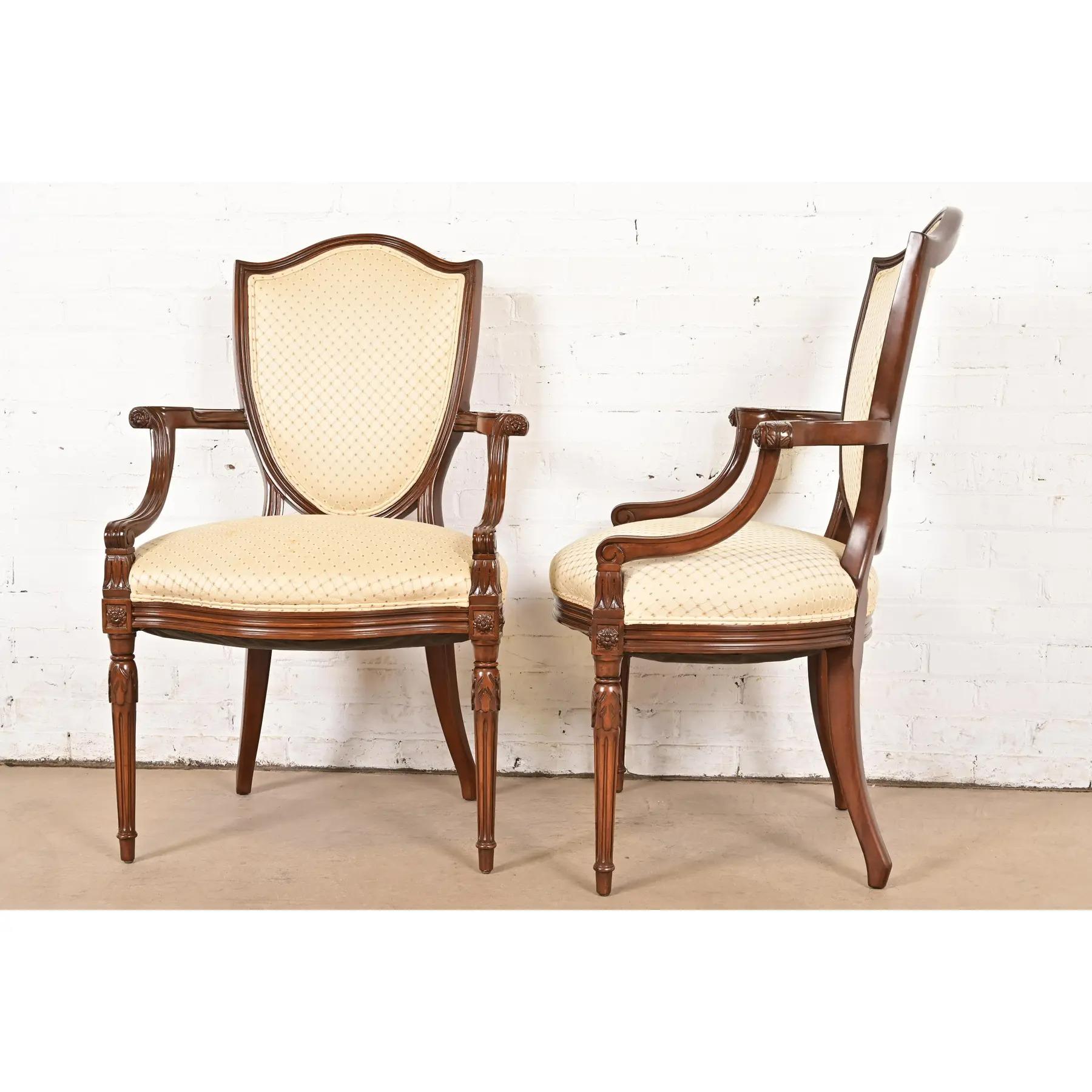 Poltrone in noce intagliato in stile Baker Furniture, stile Reggenza francese Luigi XVI, coppia in vendita 5
