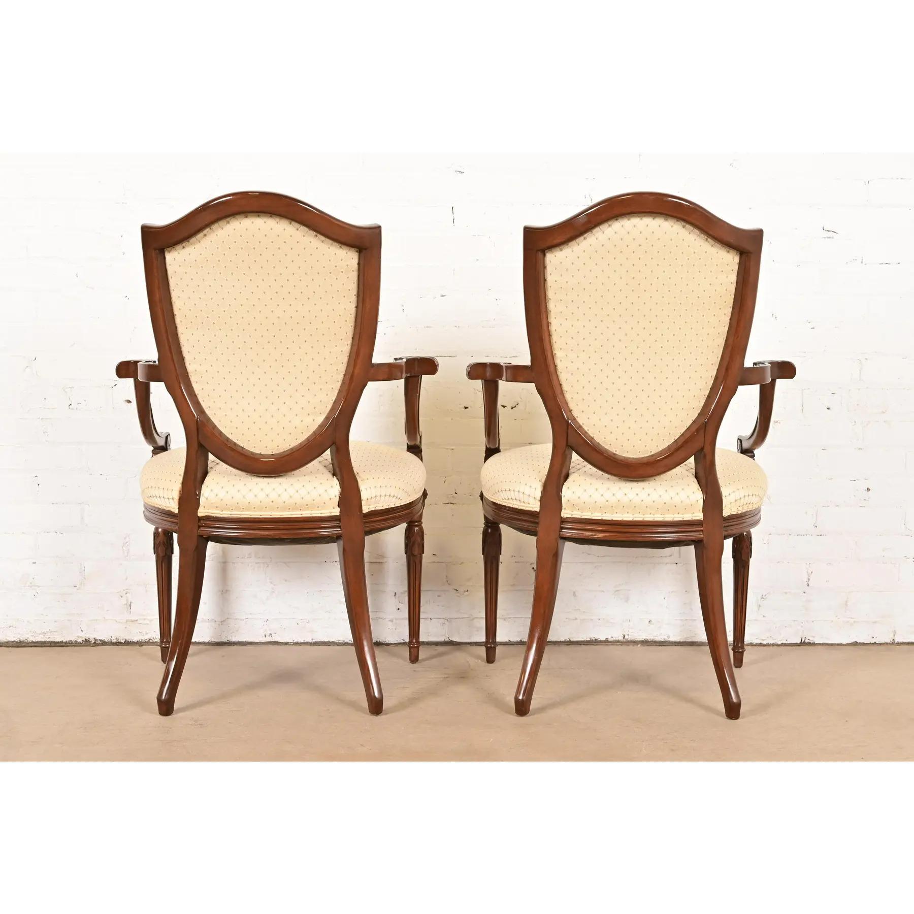 Poltrone in noce intagliato in stile Baker Furniture, stile Reggenza francese Luigi XVI, coppia in vendita 6