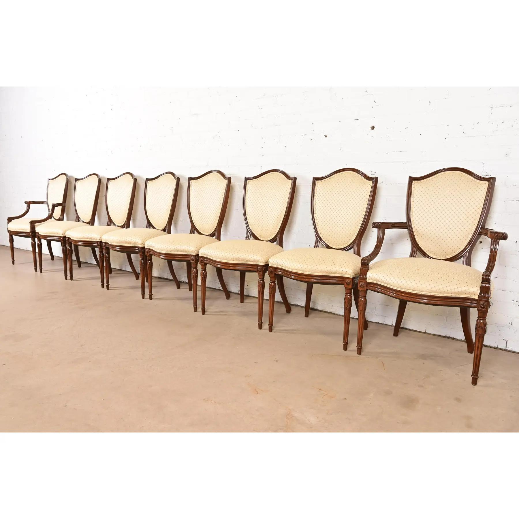 Poltrone in noce intagliato in stile Baker Furniture, stile Reggenza francese Luigi XVI, coppia in vendita 7