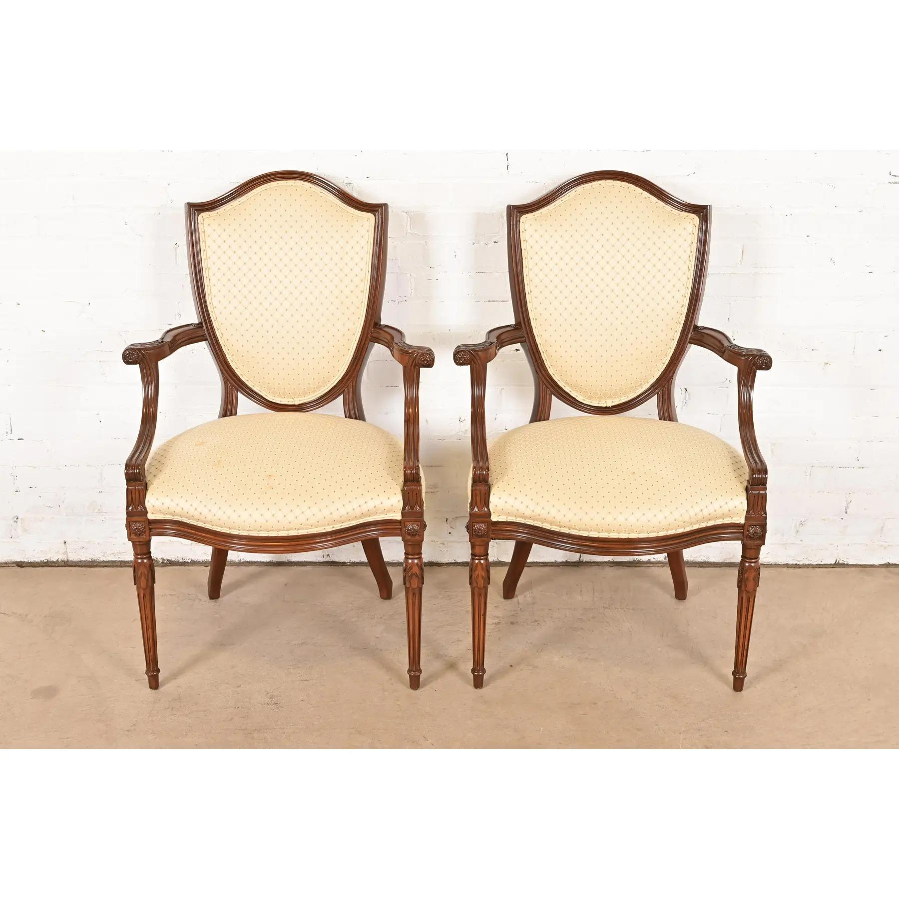 Americano Poltrone in noce intagliato in stile Baker Furniture, stile Reggenza francese Luigi XVI, coppia in vendita