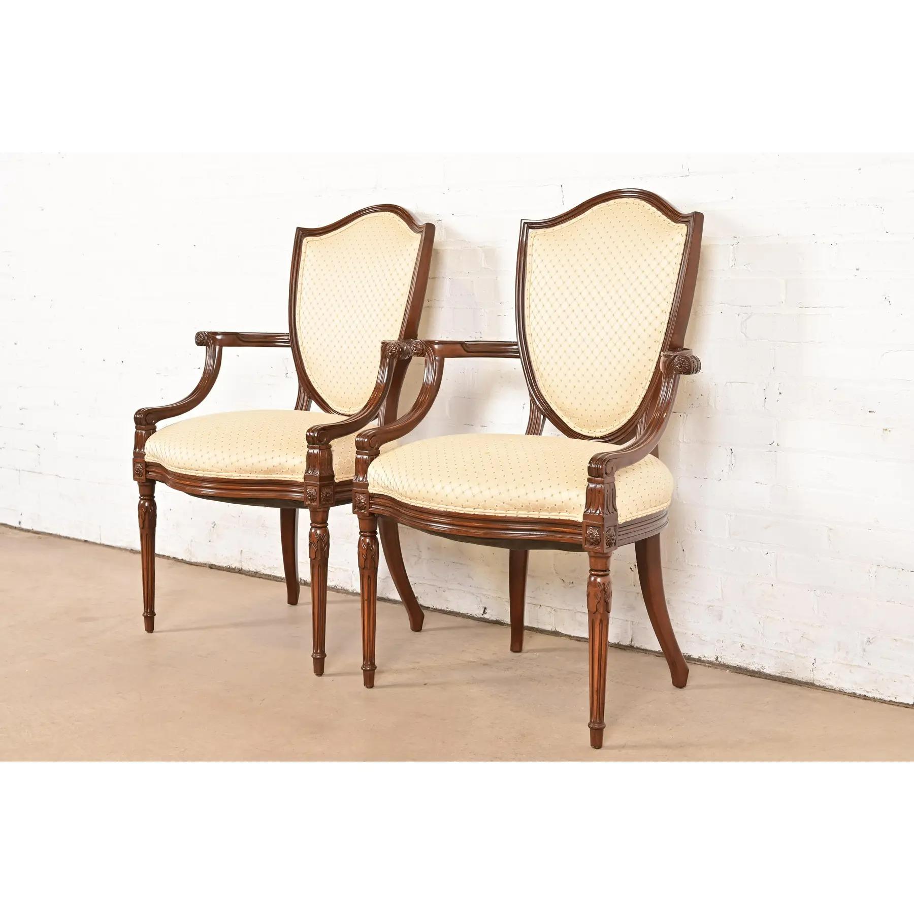 Poltrone in noce intagliato in stile Baker Furniture, stile Reggenza francese Luigi XVI, coppia In condizioni buone in vendita a South Bend, IN