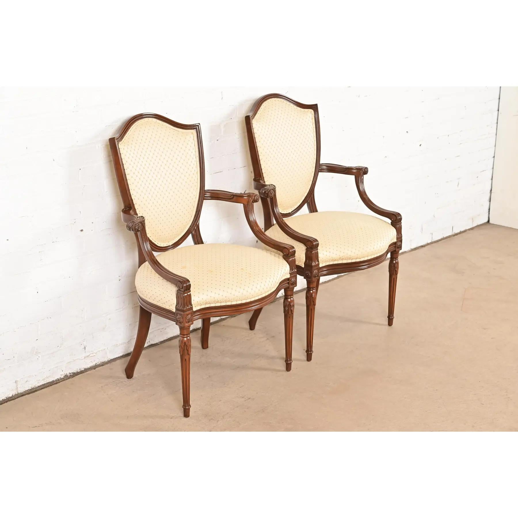 XX secolo Poltrone in noce intagliato in stile Baker Furniture, stile Reggenza francese Luigi XVI, coppia in vendita
