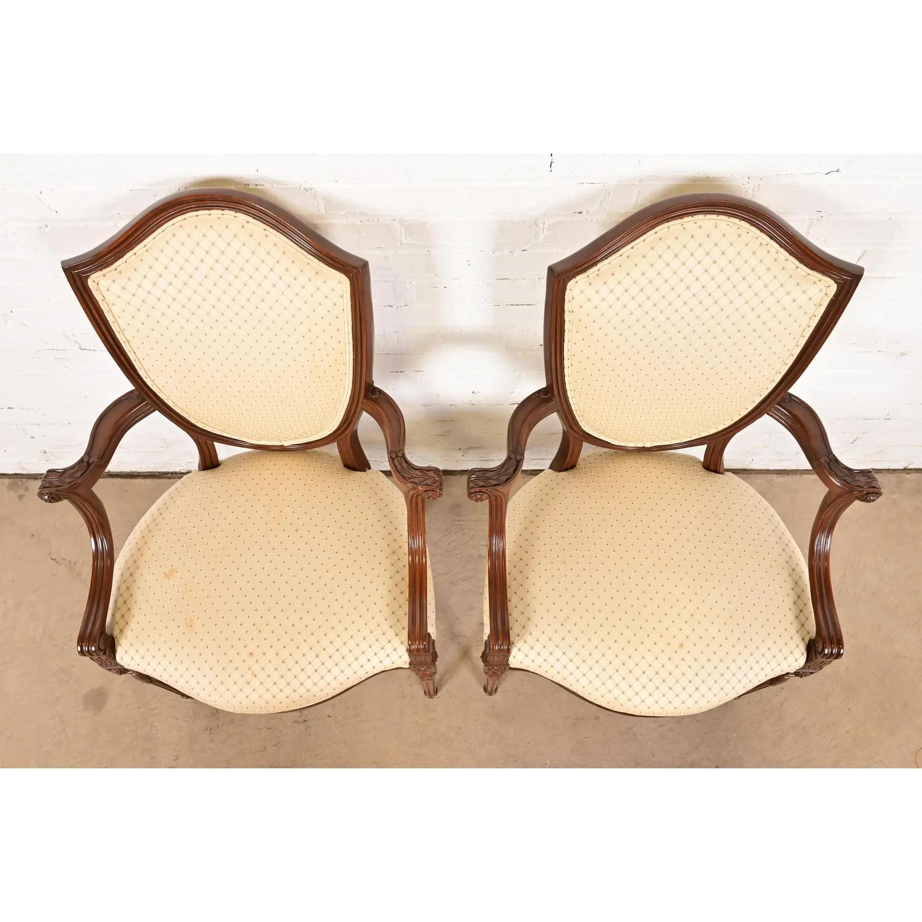 Tappezzeria Poltrone in noce intagliato in stile Baker Furniture, stile Reggenza francese Luigi XVI, coppia in vendita