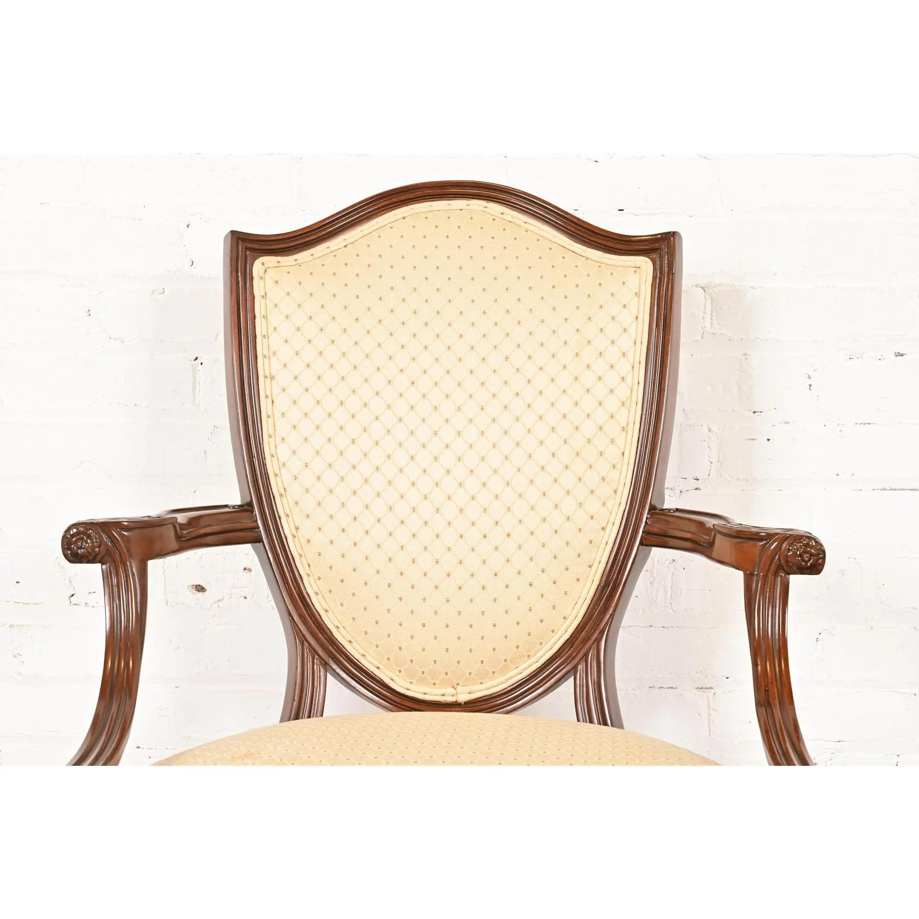 Poltrone in noce intagliato in stile Baker Furniture, stile Reggenza francese Luigi XVI, coppia in vendita 1